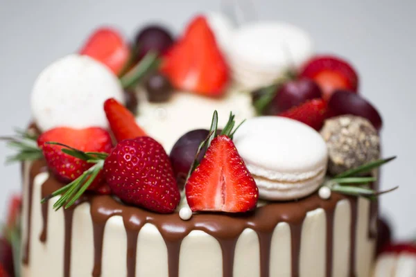 Hermoso Pastel Con Fresas Para Cumpleaños —  Fotos de Stock