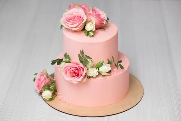 有鲜花的结婚蛋糕 — 图库照片