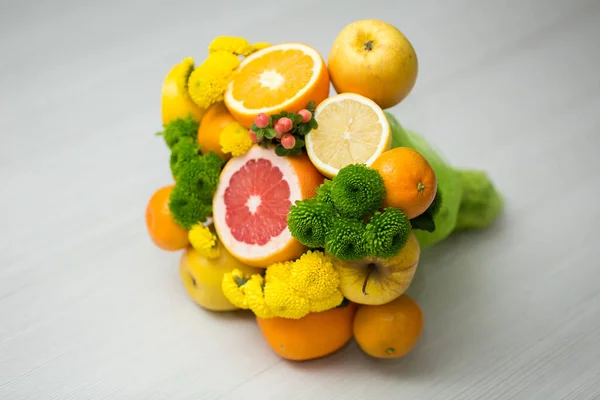 原始的不寻常食用花束的蔬菜和水果 — 图库照片