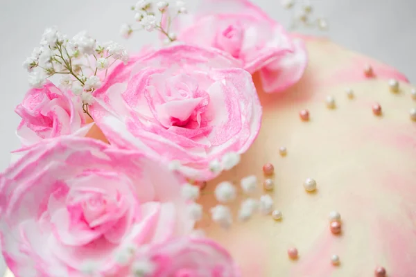 Tarta Cumpleaños Con Rosas Rosadas —  Fotos de Stock