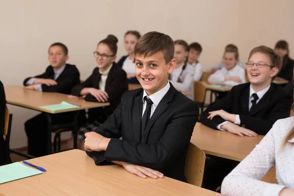 Щасливі Школярі Сидять Столом Класі — стокове фото