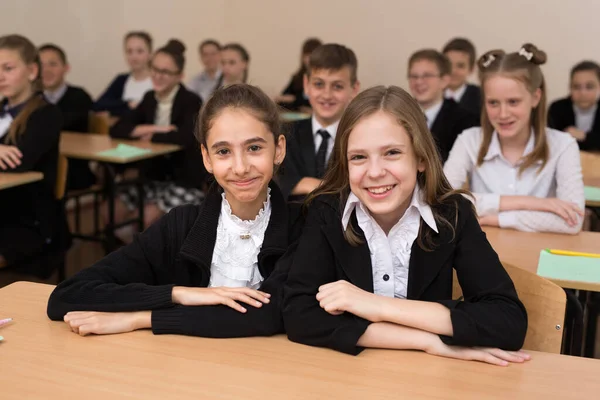 Щасливі Школярі Сидять Столом Класі — стокове фото