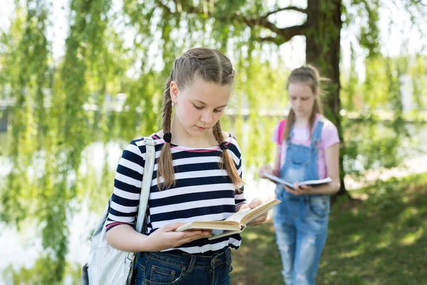 Schoolgirls Reading Books Nature — Stock Photo, Image