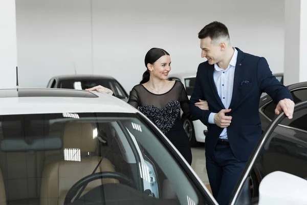 stock image A couple husband and wife choose a car to buy at a car dealership