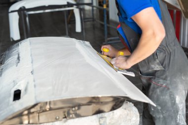 Arabayı boyamadan önce zımpara kağıdıyla zımparalayıp cilalamak..