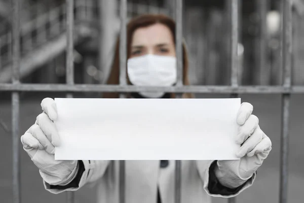 독방에 감금되어 여자는 비문도 플래카드를 코로나 바이러스의 예방을 메시지 Covind — 스톡 사진