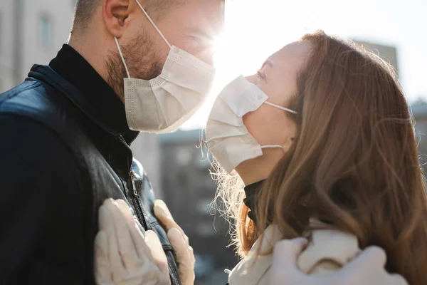 Coppia Innamorata Uomo Donna Che Baciano Maschera Protettiva Medica Sul — Foto Stock