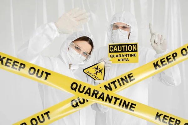 Epidemiologové Muž Žena Ochranných Oděvech Jsou Uzavřeném Prostoru Nebezpečím Žlutá — Stock fotografie