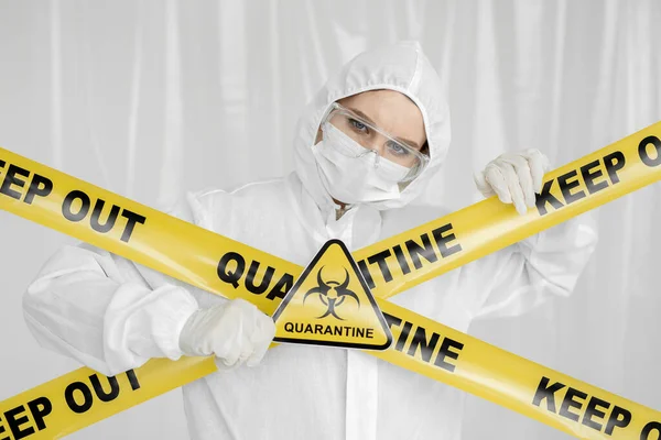 Epidemiologin Frau Schutzkleidung Befindet Sich Einem Sperrgebiet Mit Gefahrenschild Gelbe — Stockfoto