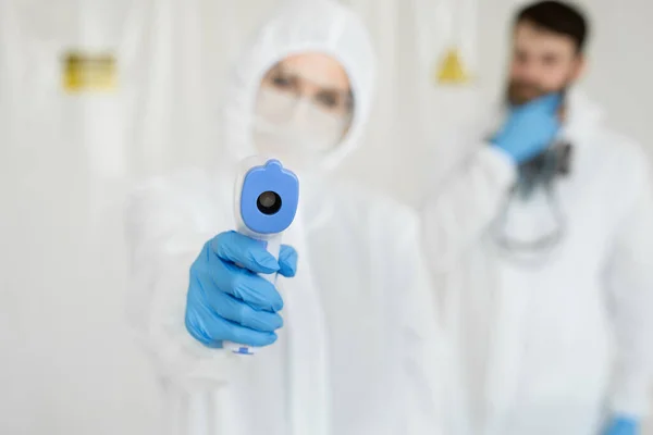 Медицинские Работники Защитной Одежде Измеряют Бесконтактную Лихорадку Испытательном Центре Ковид — стоковое фото