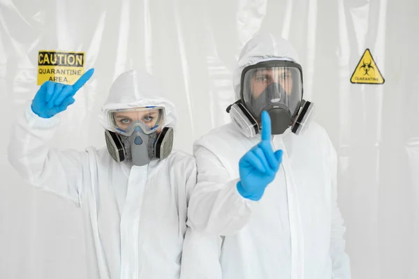보호용 흡기를 착용하고 의사와 남녀는 손으로 주의의 표시를 코로나 바이러스의 — 스톡 사진