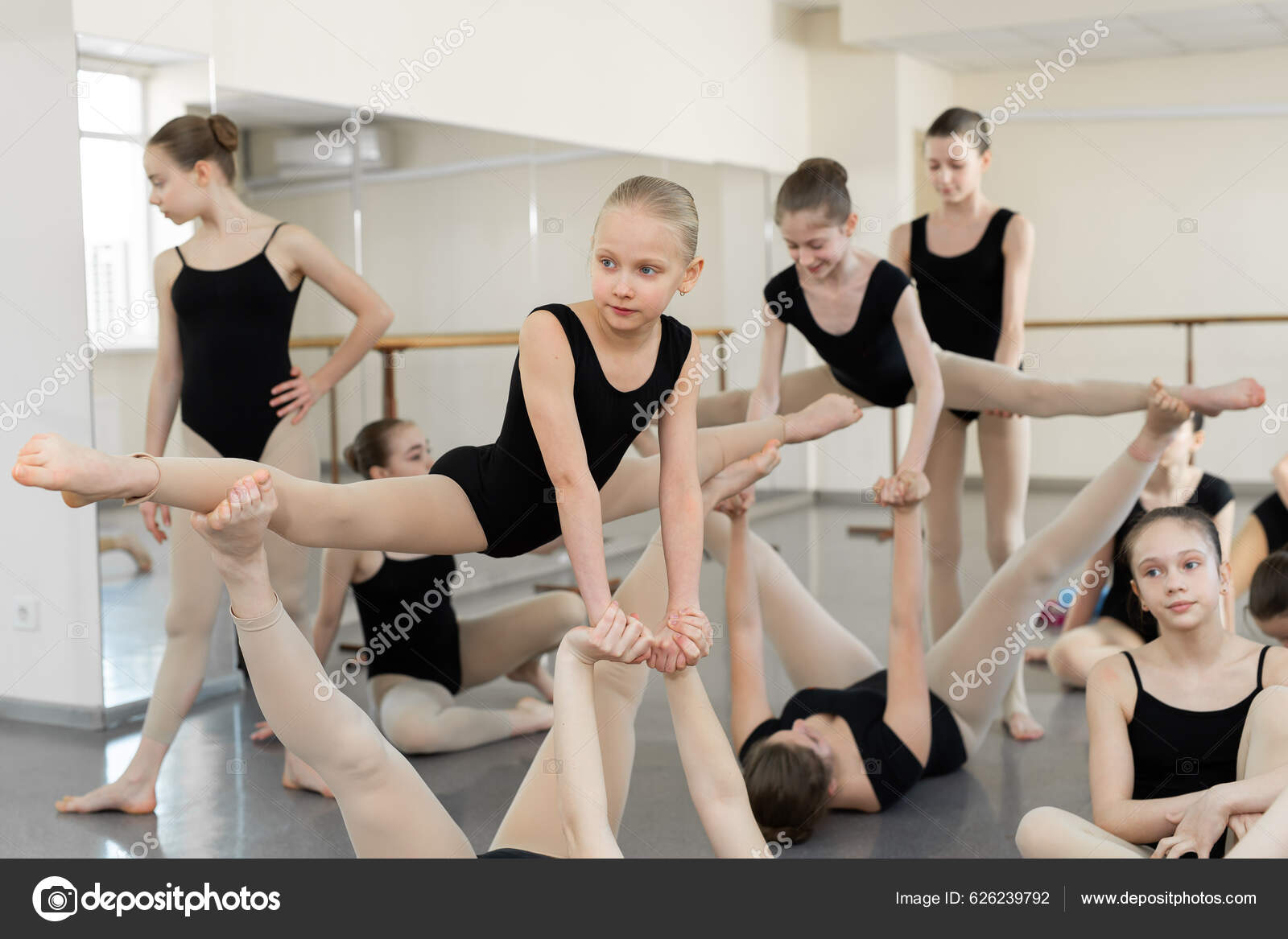 Jóvenes Bailarinas Ensayan Ejercicio Coreográfico Una Escuela Ballet:  fotografía de stock © PhotoA #626239792 | Depositphotos