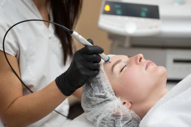 Terapist Şevval Özçelik Güzellik Güzellik Spa kliniğindeki genç kadının yüzüne bir lazer tedavisi yapar. Yakın çekim işlemi deriden kan damarlarının lazer kaldırma