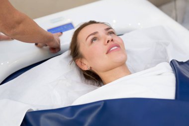 Kozmetik uzmanı kaplıcada hidromasaj yapıyor. Profesyonel modern kozmetoloji. Vücut bakımı. Kozmetik kliniğindeki hidromasaj banyosu işlemi..