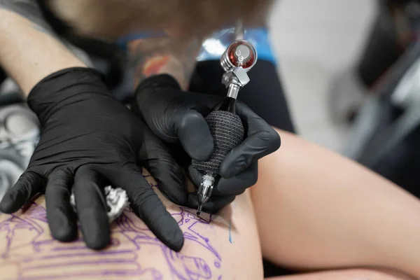 Närbild Bild Den Skäggiga Manliga Tatueraren Gör Tatuering Kvinnlig Ben — Stockfoto