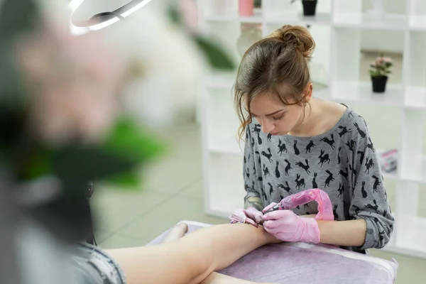 기계가 여성의 피부에 잉크를 합니다 문신이 문신도 스튜디오에서 문신하는 — 스톡 사진