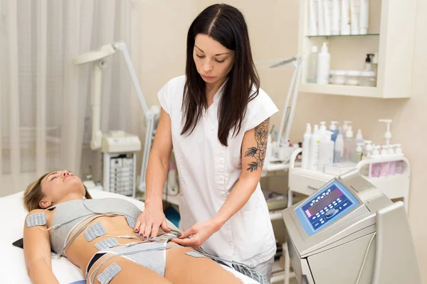 Professionelle Kosmetikerin Macht Einer Jungen Frau Mit Hilfe Eines Biostimulierenden — Stockfoto