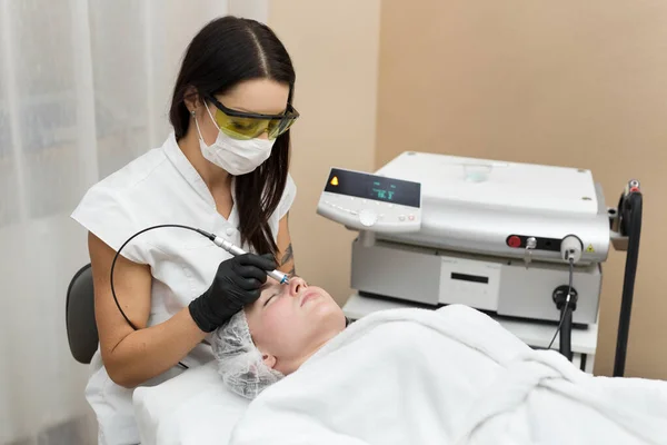 Косметолог Защитных Очках Проводит Лазерное Лечение Кожи Молодого Пациента Косметологической — стоковое фото