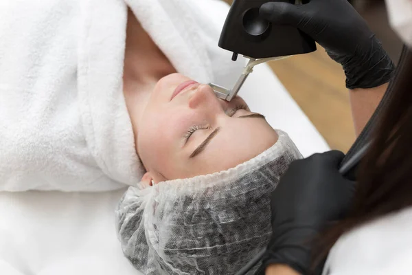 Haj Eltávolítása Kozmetikai Eljárás Egy Terapeuta Kozmetikai Szépségszalon Klinika Lézeres — Stock Fotó