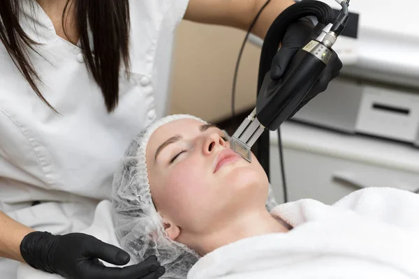 Zabieg Depilacji Kosmetyki Terapeuty Kosmetycznej Klinice Uzdrowiskowej Depilacja Laserowa Kosmetologia — Zdjęcie stockowe