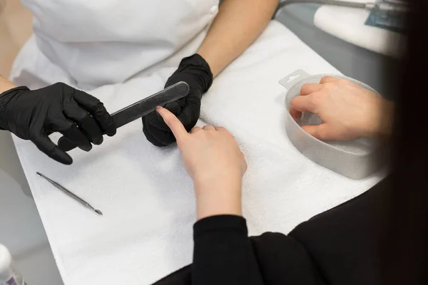 Manicure Zbliżenie Żeńskich Rąk Składanie Paznokci Pliku Paznokci Salonie Piękności — Zdjęcie stockowe