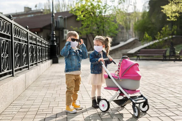 Jongen Meisje Lopen Met Een Kinderwagen Beschermende Gezichtsmaskers Het Begrip — Stockfoto