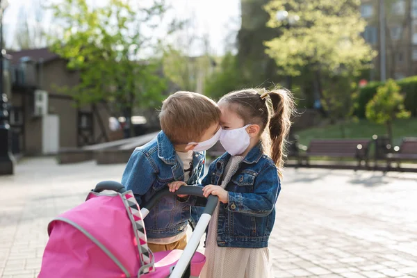 Kinder Küssen Sich Schutzmasken Coronavirus Covid — Stockfoto