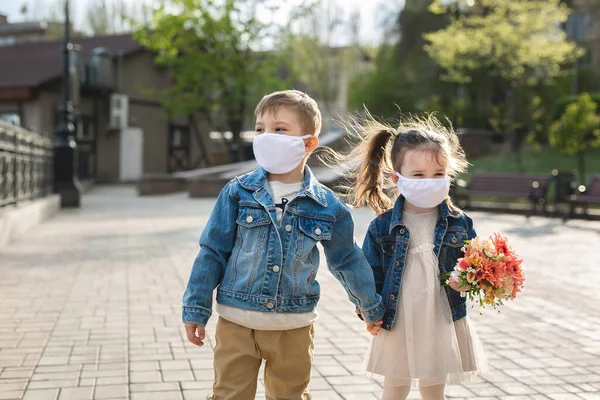 Junge Und Mädchen Gehen Mit Mundschutz Ins Freie Coronavirus Covid — Stockfoto