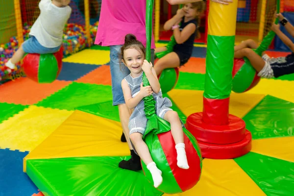 Mädchen Fährt Auf Karussell Kinderspielplatz — Stockfoto