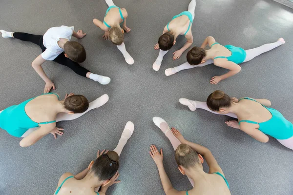 Jovens Bailarinas Realizam Vários Exercícios Coreográficos Sentados Chão — Fotografia de Stock