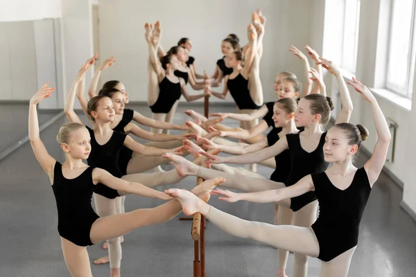 Groep Van Ballerina Training Ballet Barre Jonge Balletmeisjes Gymzaal Tips — Stockfoto
