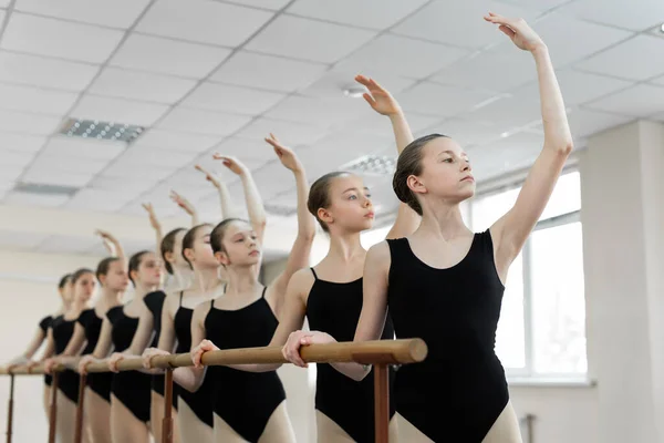 Jovens Bailarinas Fazendo Exercícios Estúdio Atrizes Balé Jovens Que Treinam — Fotografia de Stock