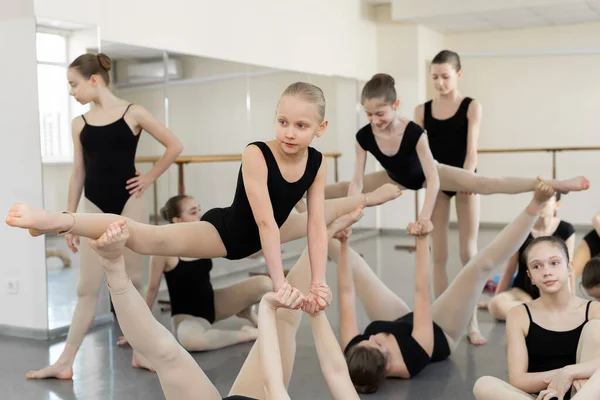Young Ballerinas Rehearse Choreographic Exercise Ballet School — Stock Photo, Image