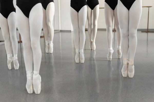Nohy Tanečnice Bílých Špičatých Botách Choreografickém Sále Mladá Baletka — Stock fotografie