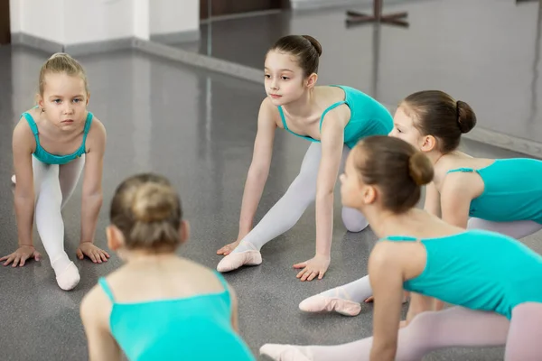 Miúdos Ensaiar Escola Dança Ballet Grupo Meninas Praticando Balé Ballet — Fotografia de Stock