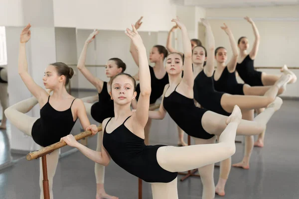 Jovens Bailarinas Treinando Ballet Barre Grupo Bailarinos Posando Perto Celeiro — Fotografia de Stock