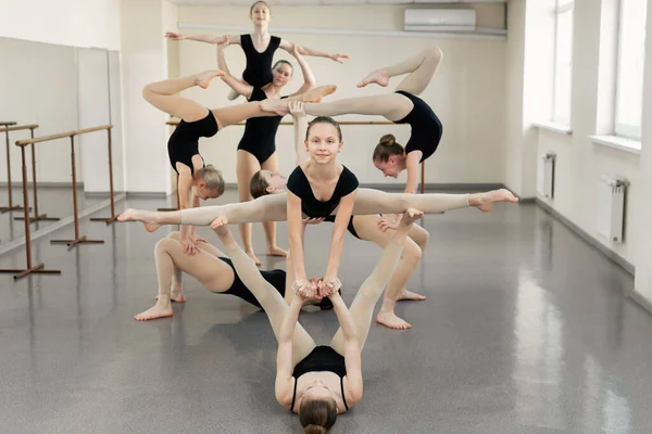 Mladé Baletky Nacvičují Choreografické Cvičení Baletní Škole — Stock fotografie