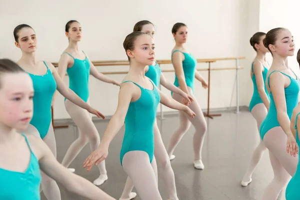 子供のバレエの学校で振り付けに従事 — ストック写真