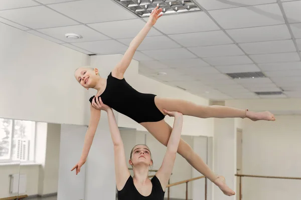 若いバレリーナはバレエ学校で振付の練習をする — ストック写真