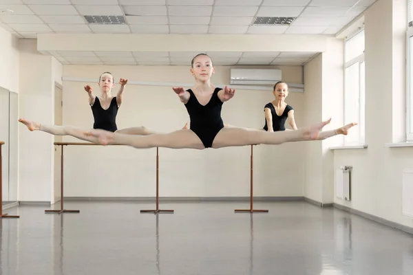 Mladé Dívky Tančí Baletní Studio Choreografii Taneční Skupinou Elegantní Krásné — Stock fotografie