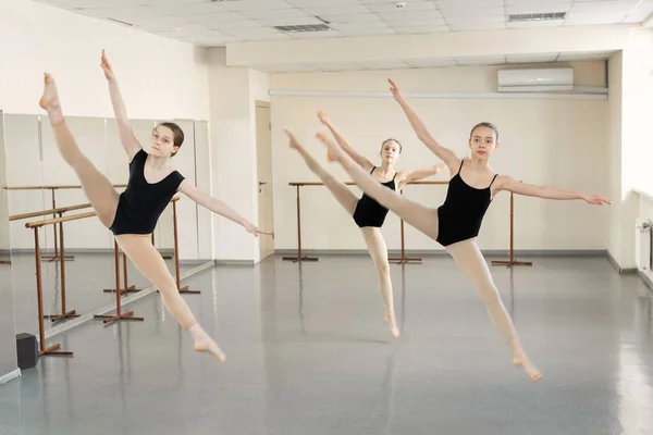 若い女の子がスタジオでバレエを踊るします 振り付けのダンス パフォーマンスの前に授業中に練習して優雅なかなり若いバレリーナのグループで 古典舞踊学校 — ストック写真