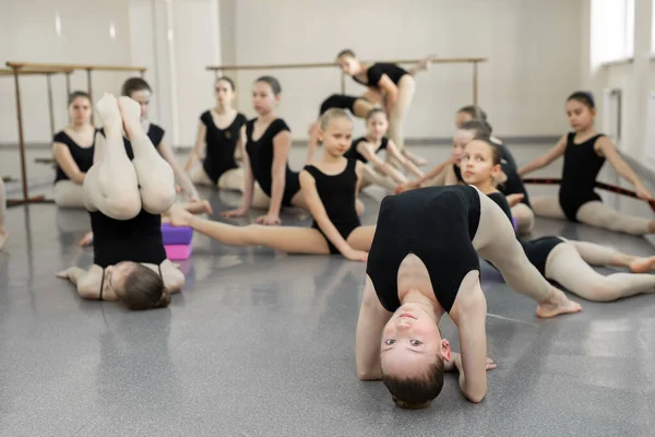 Mooie Kinderen Ballerina Tijdens Het Stretchen Ballet School — Stockfoto