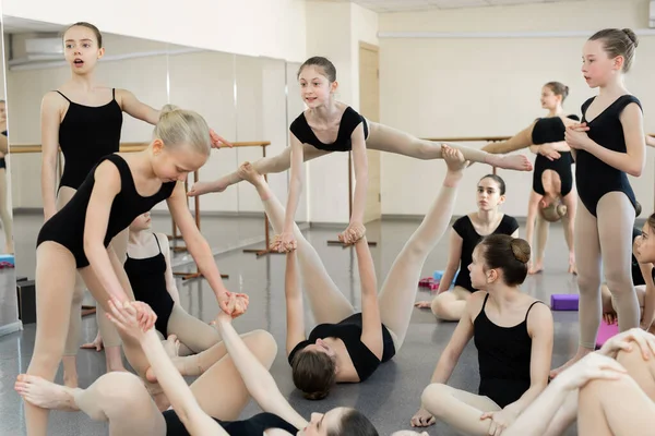 若いバレリーナはバレエ学校で振付の練習をする — ストック写真