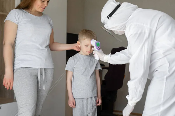 Kinderarzt Oder Arzt Überprüft Körpertemperatur Von Jungen Grundalter Mit Infrarot — Stockfoto