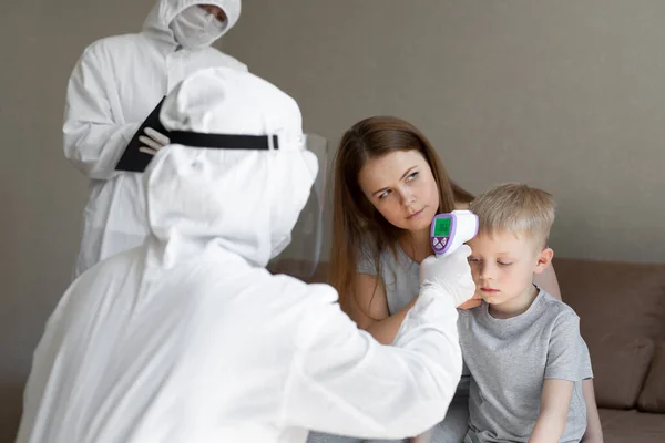 코로나 바이러스 의사는 소년들의 체온을 적외선 온도계를 사용하여 바이러스와 일치하는 — 스톡 사진
