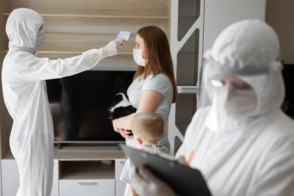 의사는 적외선 온도계를 사용하여 환자의 체온을 코로나 바이러스 Covid Quarantine — 스톡 사진