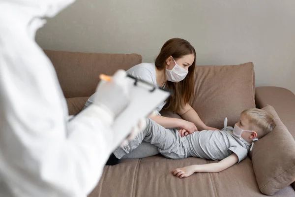 엄마는 아기의 체온을 환자들을 보호하는 슈트를 의사들 코로나 바이러스 Covid — 스톡 사진