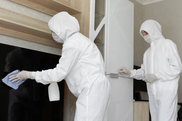 Virologi Persone Tute Protettive Effettuano Disinfezione Nell Appartamento Pulire Mobili — Foto Stock