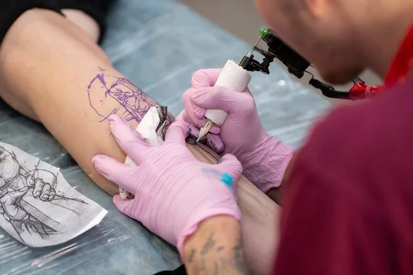 Närbild Tatueringsmaskinen Tatuering Manlig Mästare Mask Och Handskar Skapar Ett — Stockfoto