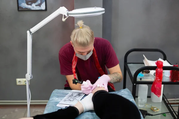 Artista Tatuagem Profissional Homem Luvas Rosa Faz Uma Tatuagem Salão — Fotografia de Stock